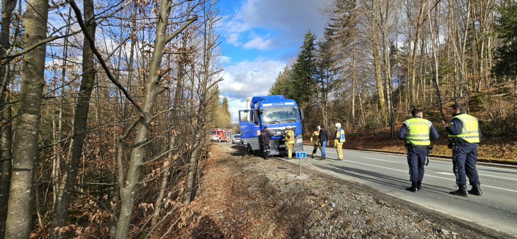 E04-2026 / Montag, 16.01.2025 / 14.05 - 15.05 Uhr / LKW-Bergung (...)